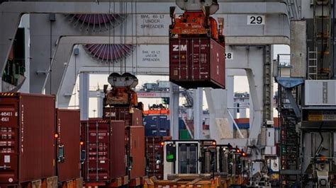 International Longshoreman strike hits Savannah early Tuesday.